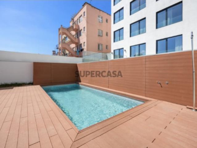 Apartamento T2, Avenidas Novas, com dois lugares de garagem e piscina
