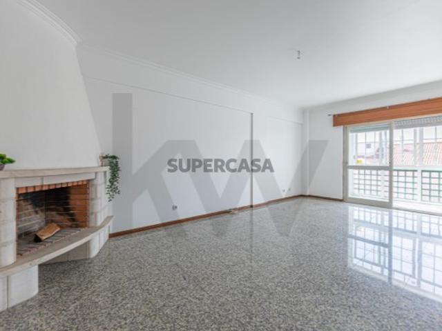 Apartamento T2 bastante Soalheiro com Parqueamento e Arrecadação