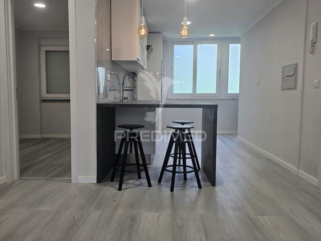 Apartamento T2 Benfica remodelada com cozinha equipada
