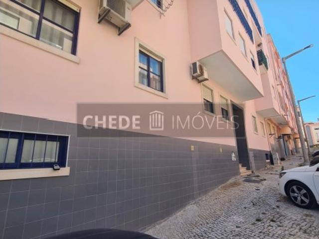 Apartamento T2 c/ arrecadação Corroios