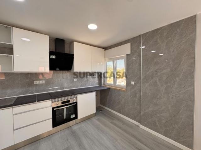 Apartamento T2 c/ arrecadação no centro de Corroios