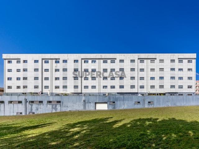 Apartamento T2 c/ duas frentes | Cozinha c/ copa e lavandaria independente | Exposição solar nascente poente | Terraço poente c/ 42 m2 | Espaço verde com parque infantil condomínio