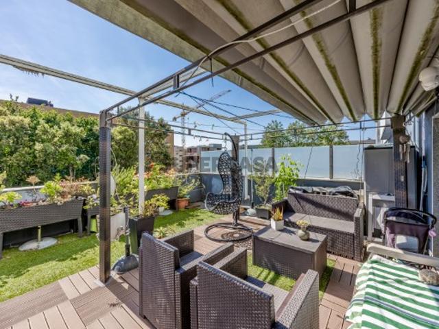 Apartamento T2 c/ duas frentes | Cozinha c/ copa e lavandaria independente | Exposição solar nascente poente | Terraço poente c/ 42 m2 | Espaço verde com parque infantil condomínio
