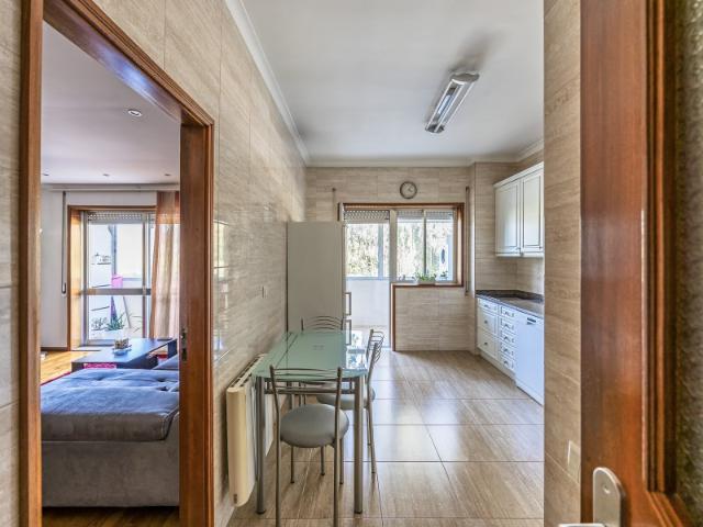 Apartamento T2 c/ duas frentes | Quartos c/ exposição solar sul | Cozinha equipada | Box fechada | Rio Tinto