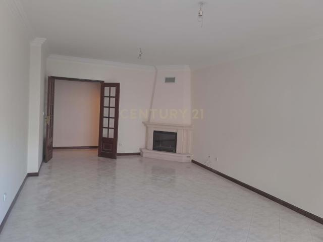Apartamento T2 c/ parqueamento