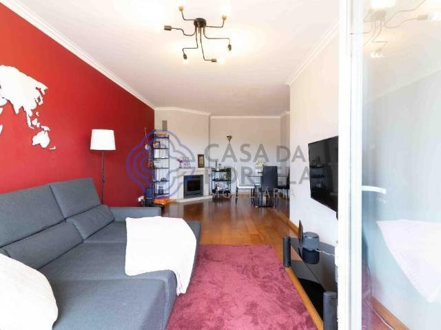 Apartamento T2 c/ suíte, varanda, elevador e garagem no Candal | Vila Nova de Gaia