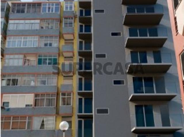 Apartamento T2 c/ 2 varandas e 2 WC’S no centro da Costa da Caparica