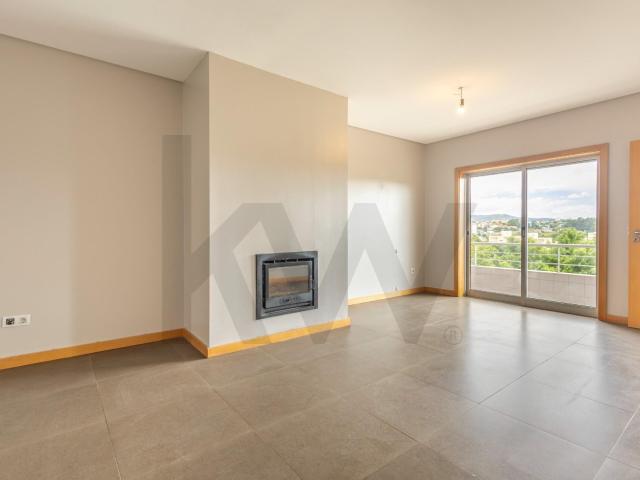 Apartamento T2 c/ 2 Varandas e Garagem Valbom