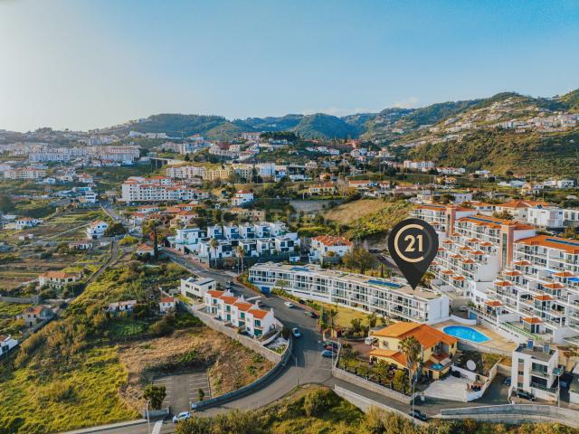 Apartamento T2 Caniço de Baixo Mobilado com Piscina e Amplas Varandas