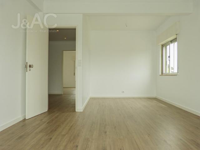 Apartamento T2 Cascais, Arrendamento, Sem Móveis, com Arrecadação