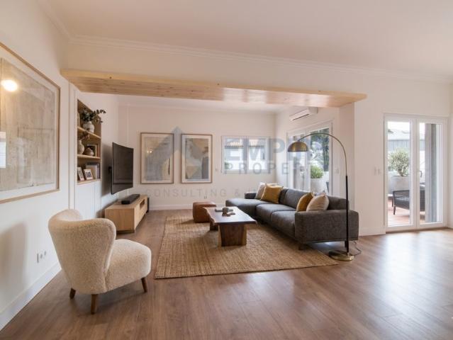 Apartamento T2 c/garagem totalmente remodelado a 200m da praia no Estoril