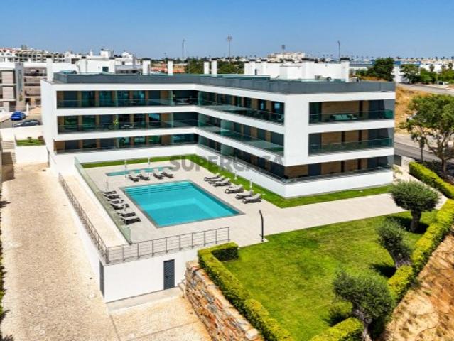 Apartamento T2 moderno em condomínio privado com piscina