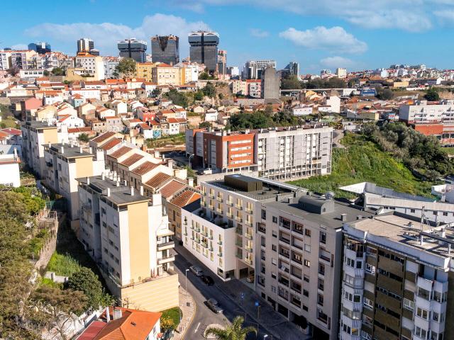 Apartamento T2 com varanda de 17m2,3 casas de banho e 2 lugares em Campolide