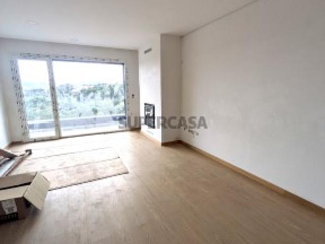 APARTAMENTO T2 COM 3 FRENTES, 2 LUGARES GARAGEM EM CONDOMÍNIO FECHADO