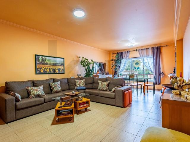 Apartamento T2 com 111 m2 em Monte Abraão