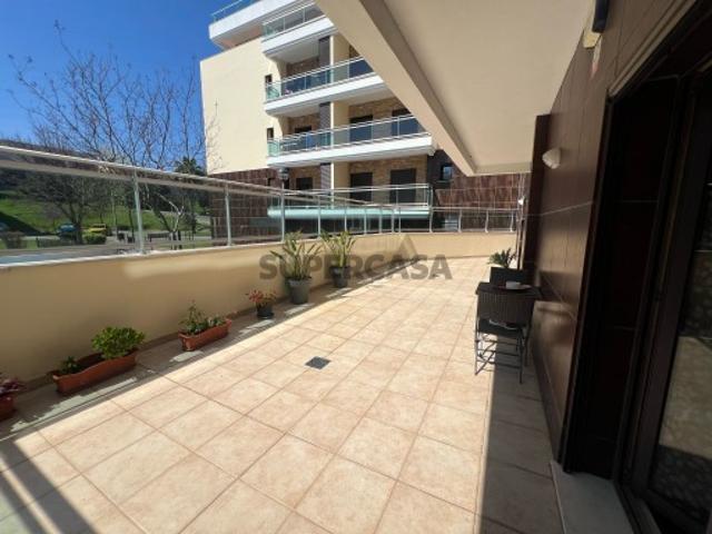 Apartamento T2 com 180m² nos Terraços da Ponte, Sacavém Conforto, Estilo e Um Terraço de Sonho