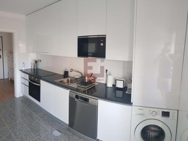 Apartamento T2 com 1 suíte, varanda e garagem, bem central na Maia próximo ao ISMAI e Metro, Maia