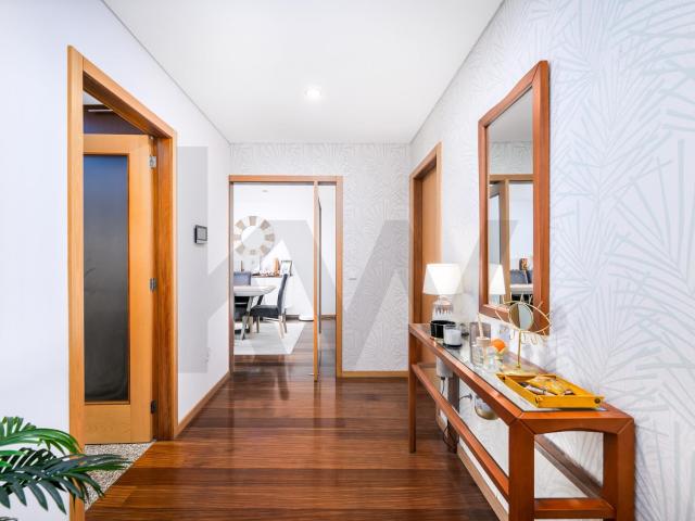 Apartamento T2 com 2 varandas e garagem box Canidelo
