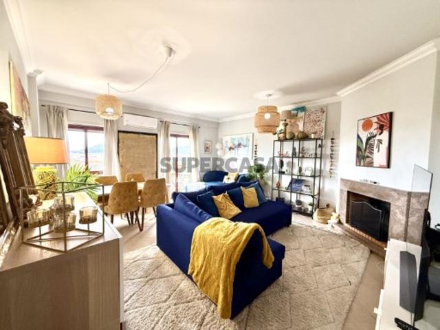 Apartamento T2 com 2 Varandas, Parqueamento e Arrecadação na Azeda em Setúbal