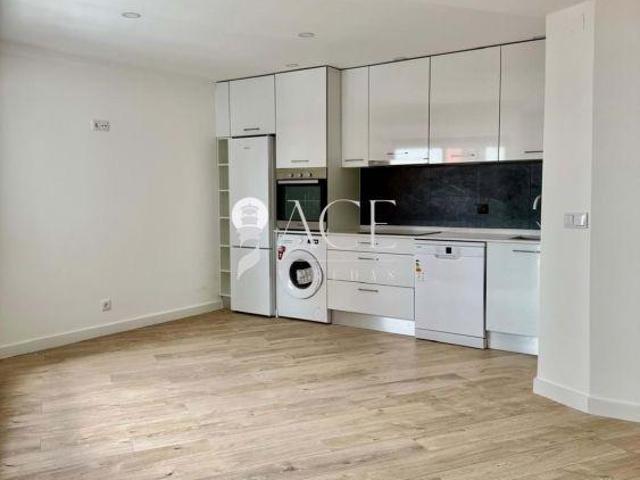 Apartamento T2 com 2 casas de banho, totalmente remodelado, 400 metros de distância da CP Amadora | 25053960600