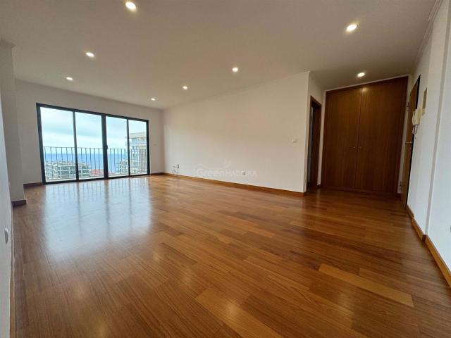 Apartamento T2 com 2 casas de banho, completamente remodelad. 125m² São Martinho