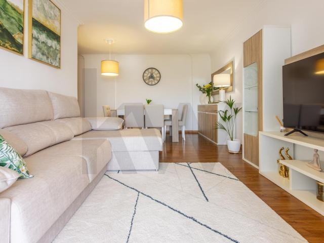 Apartamento T2 com 2 Elevadores, Varandas e Vista Desafogada, Barreiro