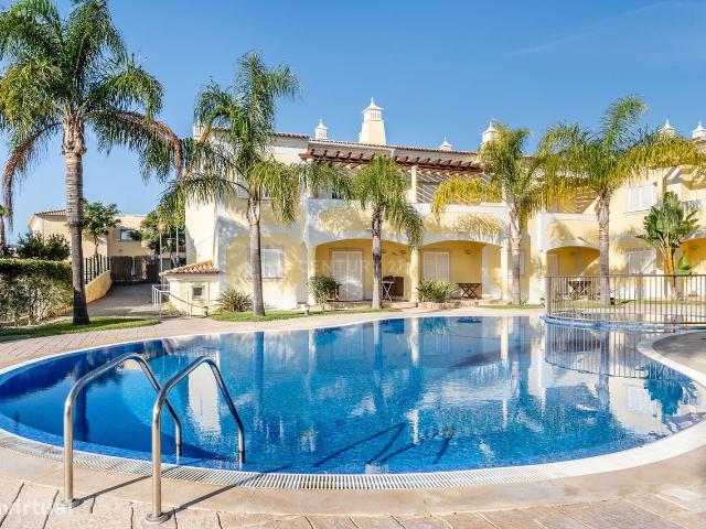 Apartamento T2 com 2 lugares na garagem, Jardim e piscina em Albufeira