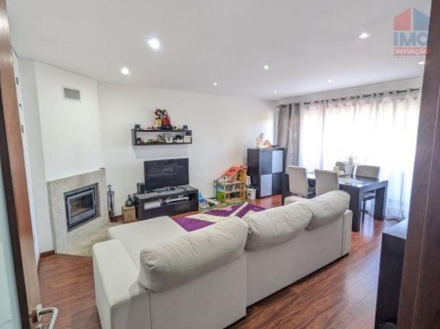 APARTAMENTO T2 COM 2 LUGARES DE GARAGEM