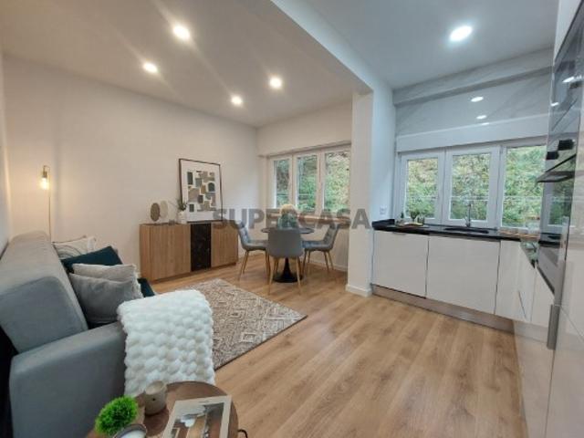 Apartamento T2 recuperado em Benfica, Lisboa, com 62m² e elevador