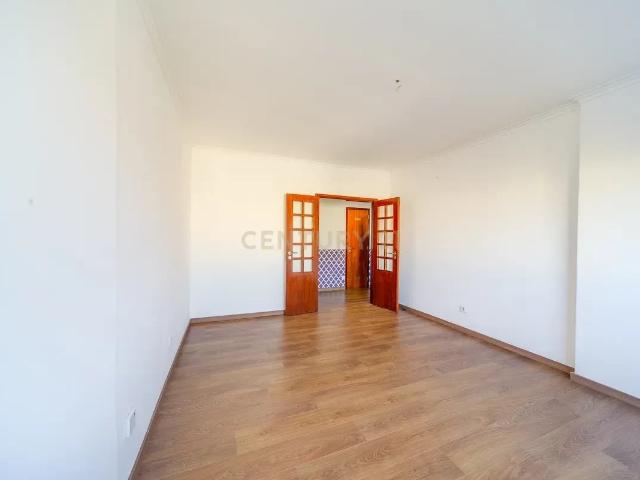 Apartamento T2 com 75 m², situado numa zona central e muito procurada do Cacém