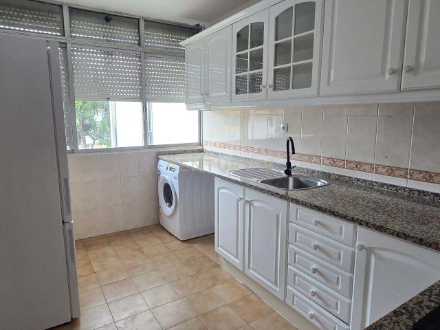 Apartamento T2 com 76 m² de área total, localizado na Rua Bernardo Santareno, em Corroios