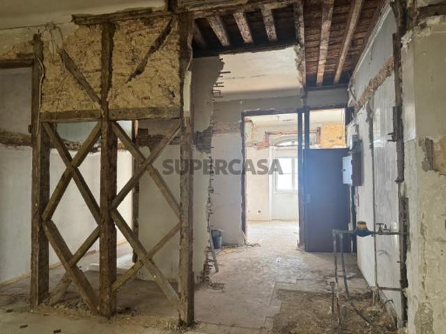 Apartamento T2 com 80 m2 área bruta de construção com projeto aprovado para reabilitação total, Santa Maria Maior, Lisboa