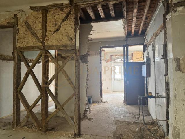 Apartamento T2 com 80 m2 área bruta de construção com projeto aprovado para reabilitação total, Santa Maria Maior, Lisboa