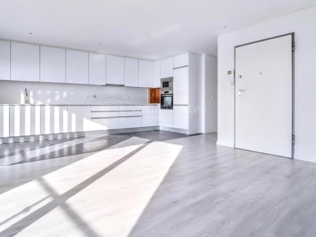 Apartamento T2 com 85 m² no 9º Andar, com Elevador e Arrecadação