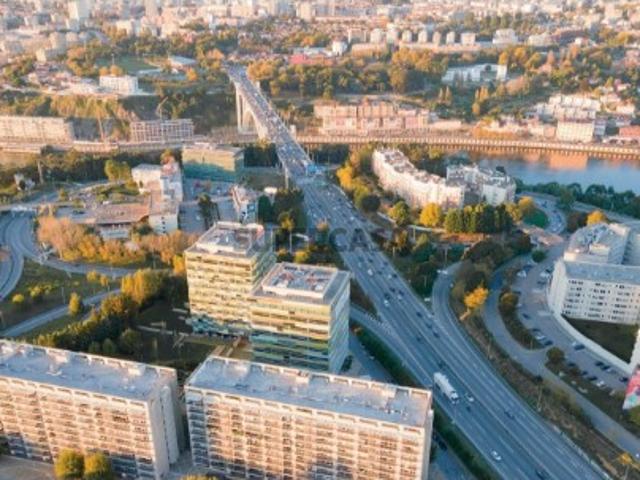 Apartamento T2, com 90m2, com varanda e lugar de garagem