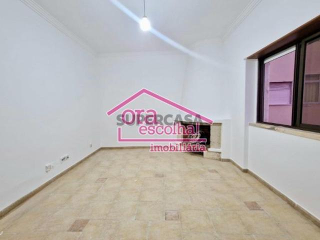 Apartamento T2 com 92 m2 de área bruta no Centro das Paivas!