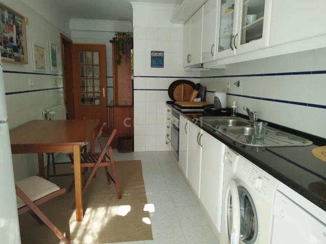 Apartamento T2 com 93m² para arrendamento com cozinha equipada e semi mobilado, Idanha, Belas, Sintra