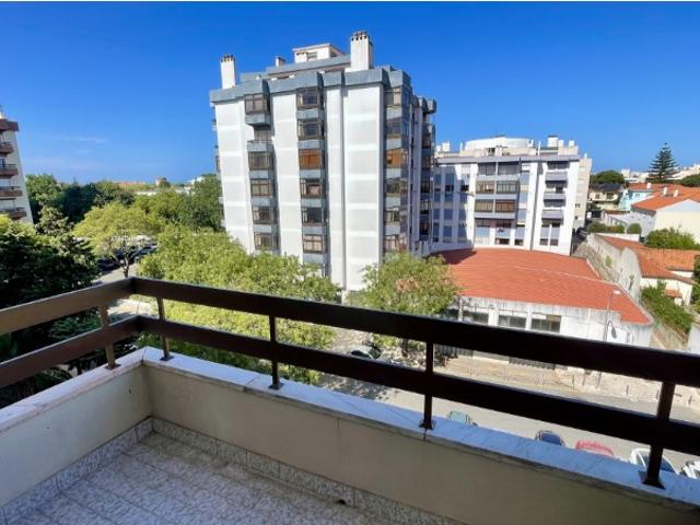 Apartamento T2 com 94 m², num andar alto e muito luminoso, na Av. Dr. Francisco Sá Carneiro