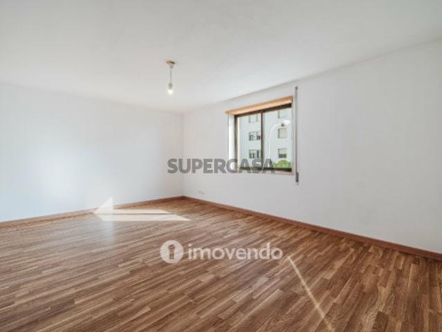 Apartamento T2 com cozinha equipada e estacionamento, na Ameixoeira