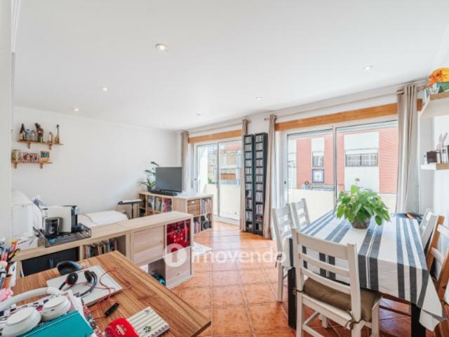Apartamento T2 com cozinha equipada, na Amadora