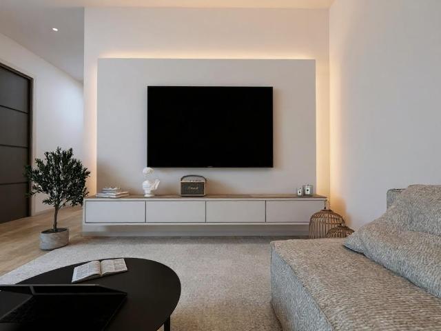 Apartamento T2, com corrimão e caixa de garagem, em localização central