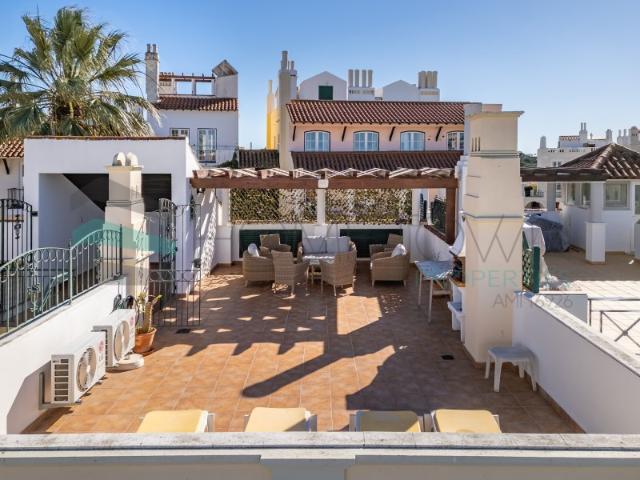 Apartamento T2 com amplo terraço na cobertura e vistas para o mar e golfe