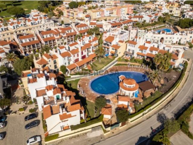 Apartamento T2 com amplo terraço na cobertura e vistas para o mar e golfe