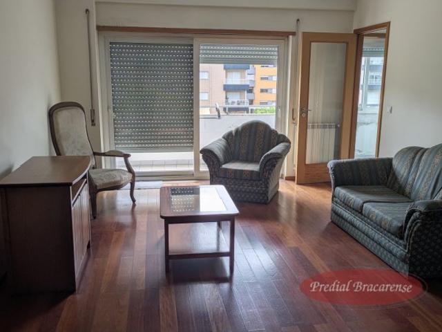 Apartamento T2 com algumas mobílias, em Lamaçães