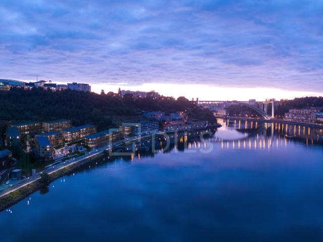 Apartamento T2 com área exterior, junto ao Rio Douro