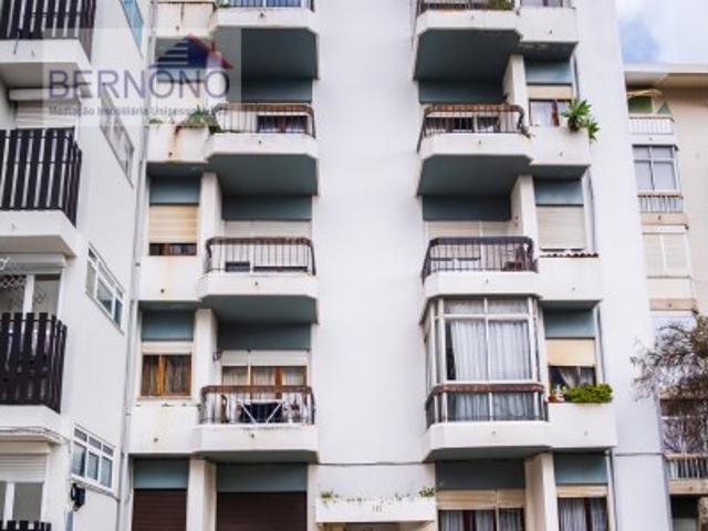 Apartamento T2 com arrecadação a venda no Estoril