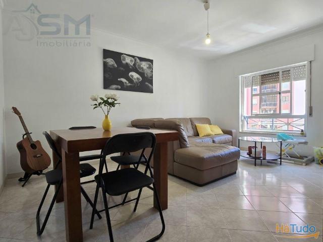 Apartamento T2 com arrecadação em zona central, próximo da estação da CP | 26064091095
