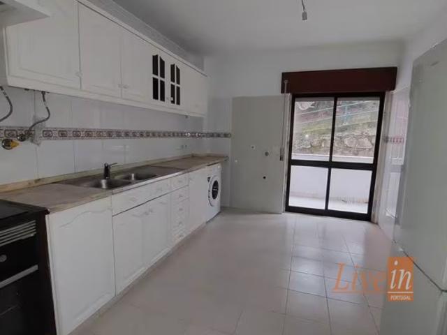 Apartamento T2 com Arrecadação em Mem Martins
