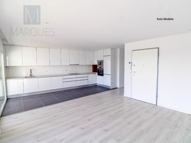 Apartamento T2 com Arrecadação em Santa Marta do Pinhal Co. 88m² Corroios