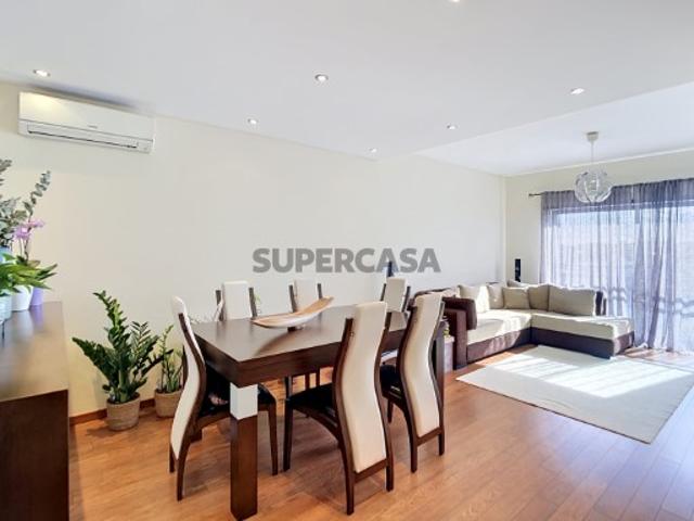Apartamento T2 com arrecadação, excelentes áreas, Fernão Ferro